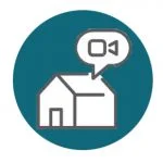 Üzerinde görüntülü görüşme sembolü bulunan, turkuaz renkli bir dairenin içinde bir ev simgesi, çevrimiçi bir iç tasarım ofisi için idealdir.