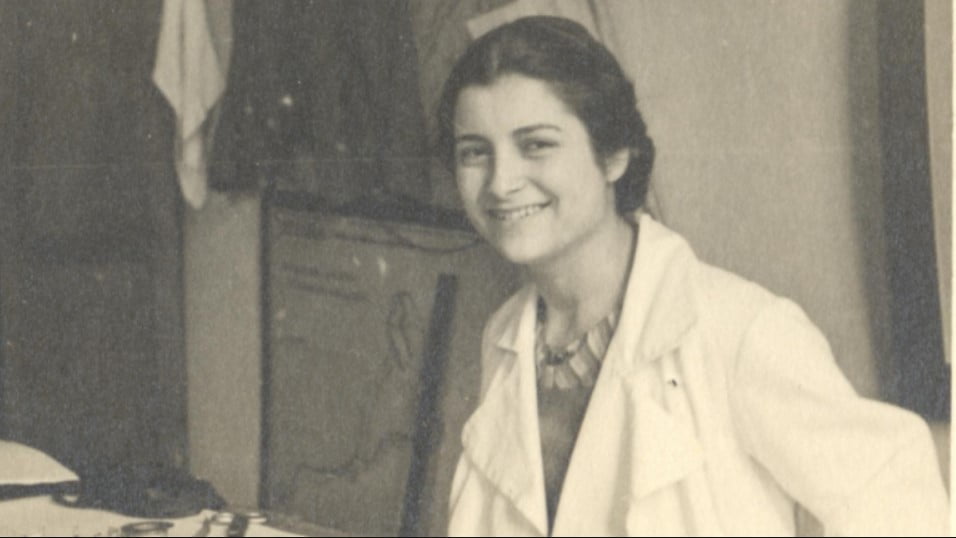 Ülkemizin ünlü kadın mimarlardan biri olan Leman Cevat Tomsu'nun beyaz önlüklü siyah beyaz bir fotoğrafı. - Online İç Mimar Leman Cevat Tomsu