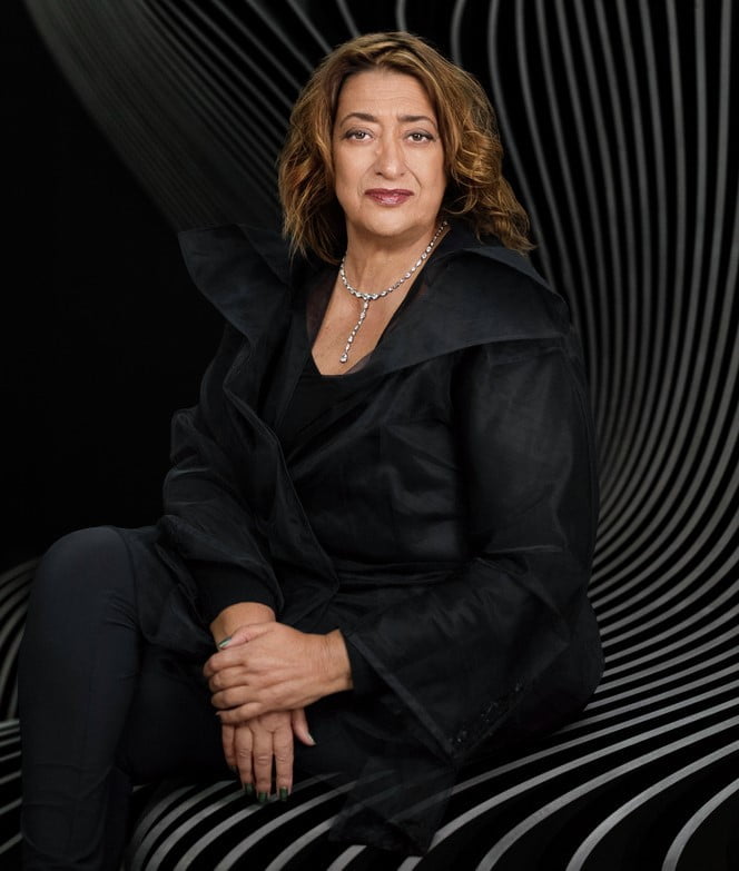 En ünlü kadın mimarlardan biri olan Zaha Hadid siyah beyaz çizgili bir sandalyede oturuyor. - Online İç Mimar Zaha Hadid