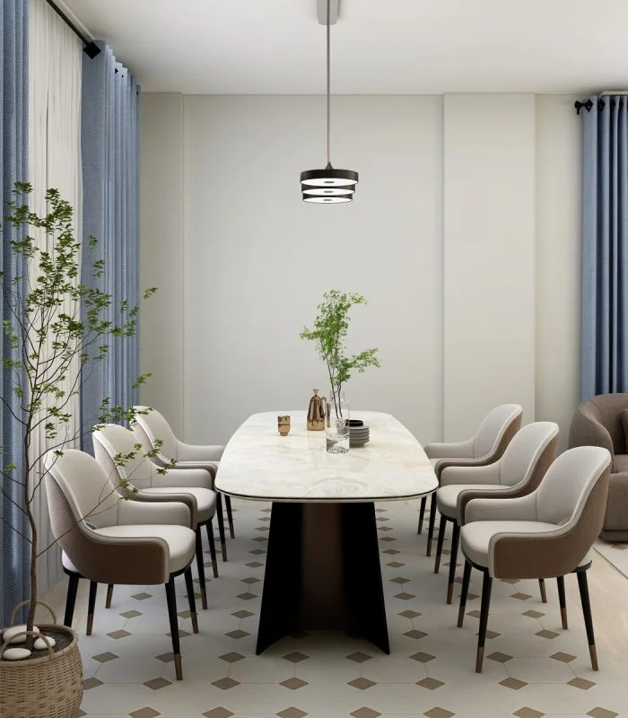 Modern bir yemek odası, mermer bir masa, sekiz bej sandalye ve Dış Mekan Görselleştirme Hizmeti tarafından tasarlanmış minimalist bir aydınlatma armatürü sergiliyor. Köşedeki saksı bitkileri hayat katarken, mavi perdeler pencereleri güzelce çerçeveliyor.