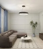 Modern oturma odanızı Dış Mekan Görselleştirme Hizmetimiz ile villa esintili bir vahaya dönüştürün: bej renkli oturma grubu, yuvarlak mermer sehpa, geometrik halı, minimalist avize ve havadar bir ortam için mavi perdeli büyük pencereler.