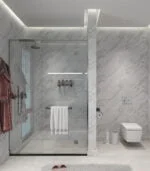 Mermer duvarlar, cam duş ve duvara monte tuvalete sahip şık bir BANYO TASARIMI deneyimi yaşayın. Havlu, bornoz ve tuvalet malzemeleri, sanki çevrimiçi bir villa tasarım stüdyosu tarafından küratörlüğünü yapılmış gibi zarif bir şekilde sergileniyor.